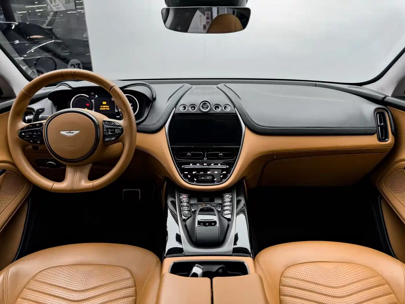 Фото 21 - Aston Martin DBX