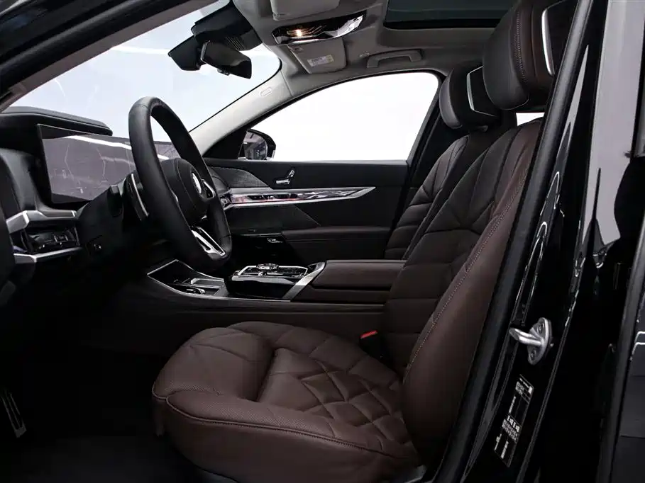 BMW 7 Series 2026 740Li Leading M Sport Package фото 12