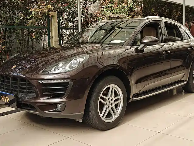 PORSCHE MACAN