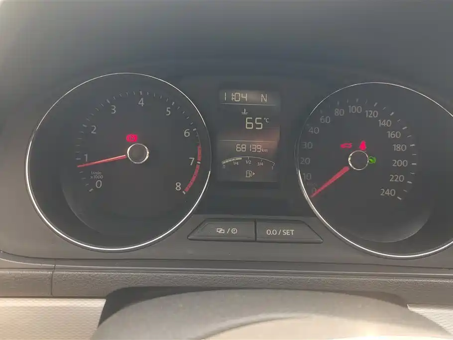 Volkswagen Lavida Tour 2015 1.6L Automatic Comfort Edition фото 14