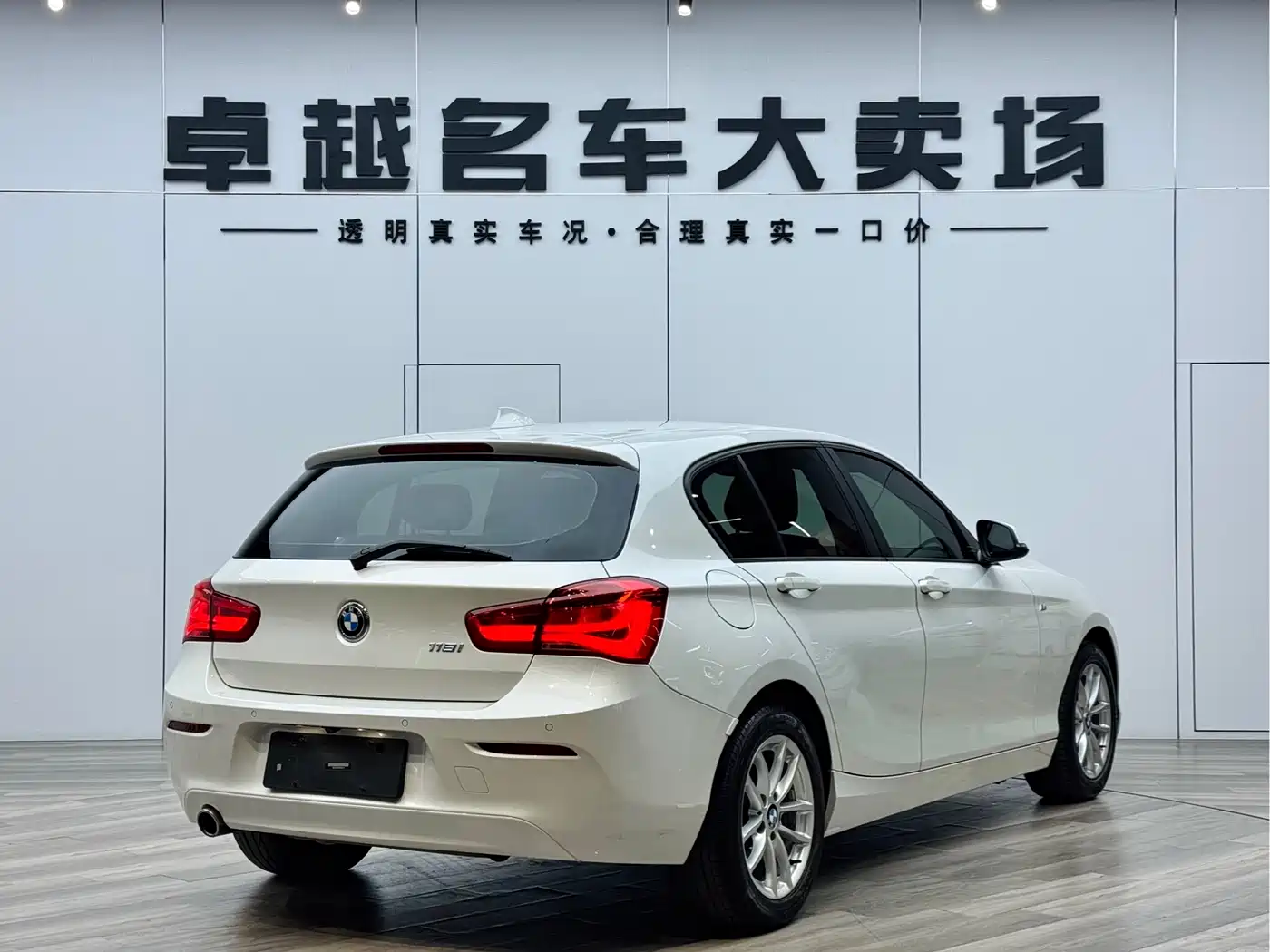 BMW 1 Series (Import) 2018 118i Leading фото 16