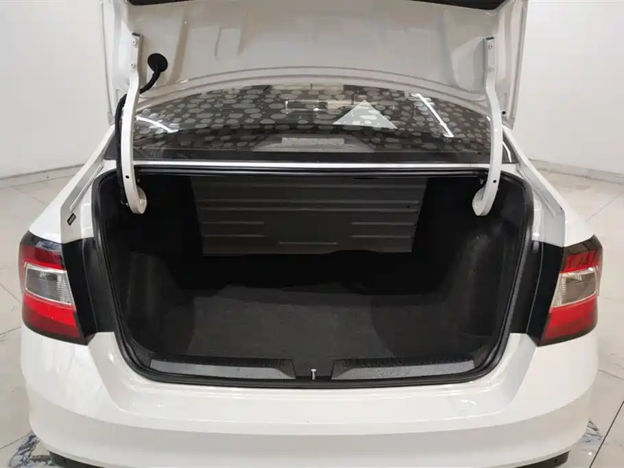 Škoda Rapid 2018 1.6L Manual Comfort Edition фото 4