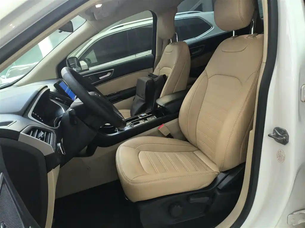 Фото 15 - Ford Edge