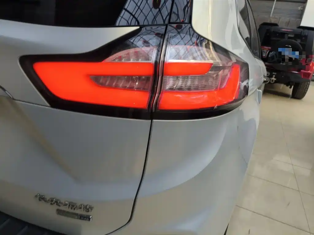 Фото 8 - Ford Edge
