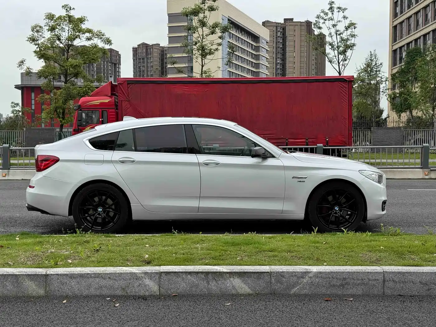 BMW 5 Series GT 2011 535i xDrive Luxury Model фото 14