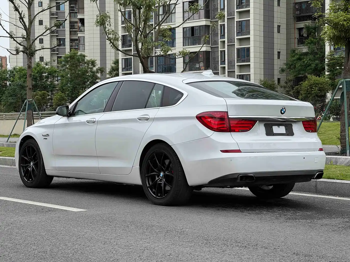 BMW 5 Series GT 2011 535i xDrive Luxury Model фото 17