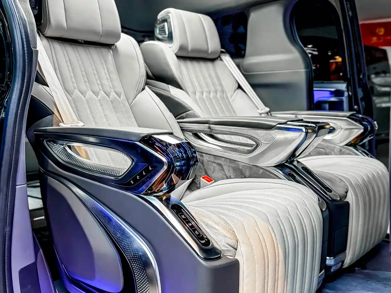 Toyota Granvia 2024 2.5L Hybrid Comfort фото 12