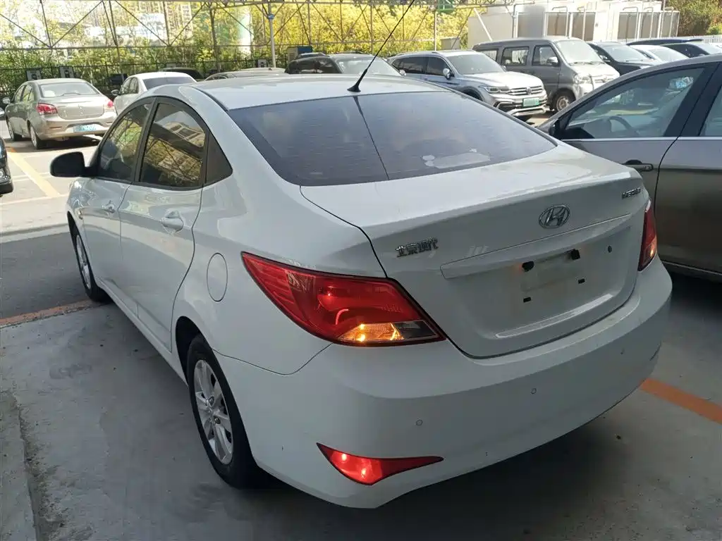 Hyundai Verna 2014 1.4L Manual Smart GLS фото 5