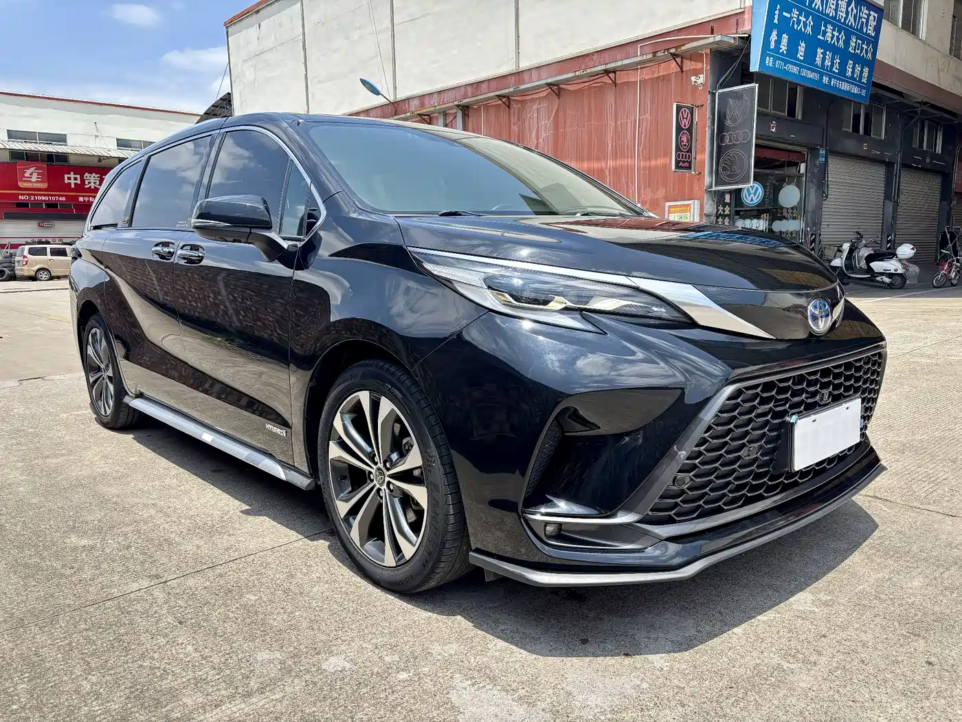 Toyota Granvia 2023 2.5L Hybrid Flagship VIP Edition фото 3