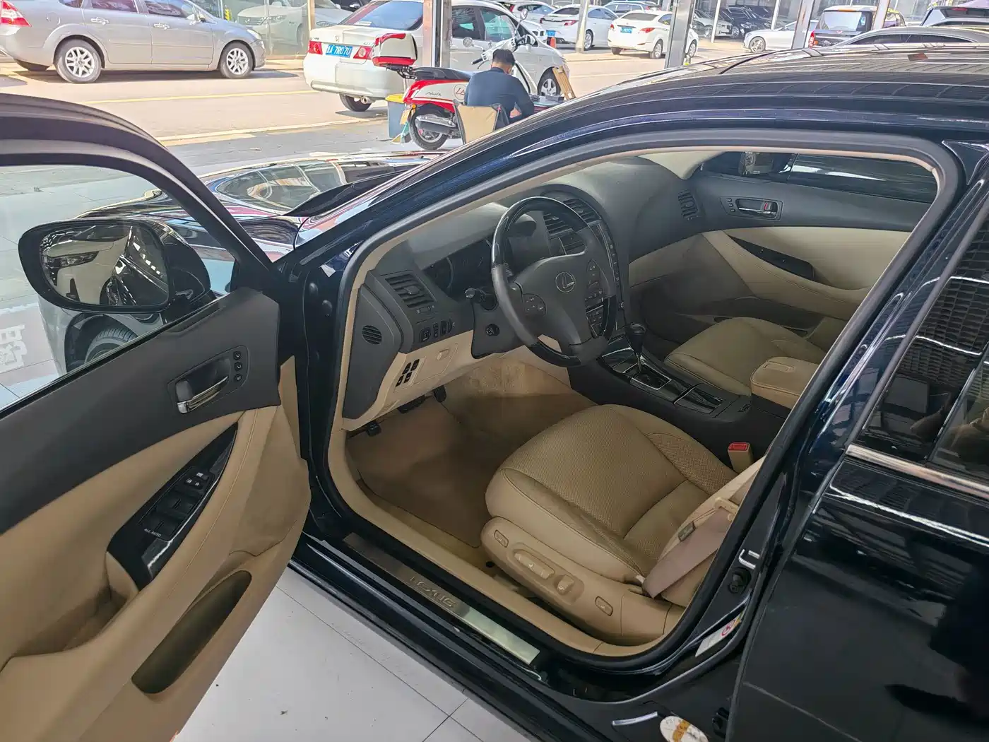 Фото 7 - Lexus ES