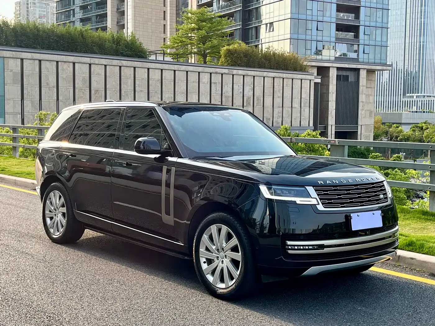 Land Rover Range Rover 2023 3.0 L6 400PS Golden Age 7-Seater Long Wheelbase фото 3
