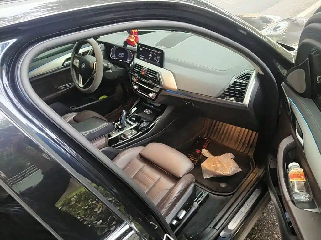 Photo 10 - BMW iX3