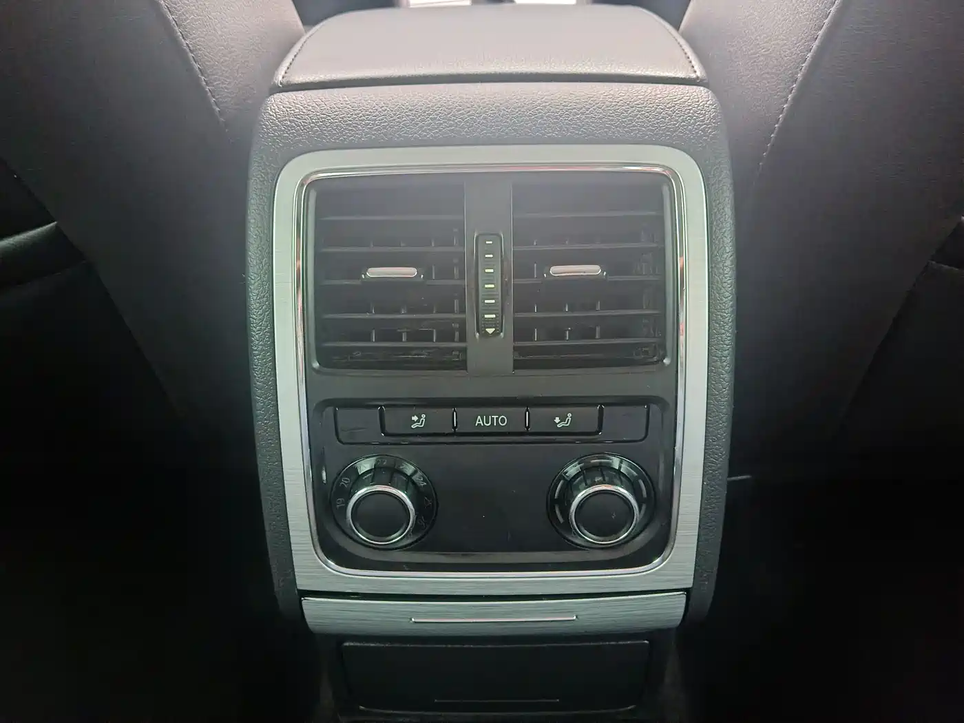 Volkswagen Passat 2014 1.8TSI DSG Executive Navigation Edition фото 18