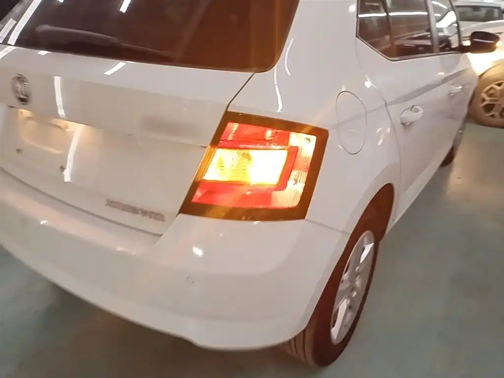 Škoda Fabia 2017 1.4L Auto Car Enjoy Edition фото 8
