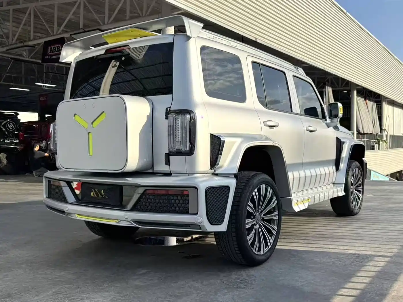 TANK CO CREATION TANK 300