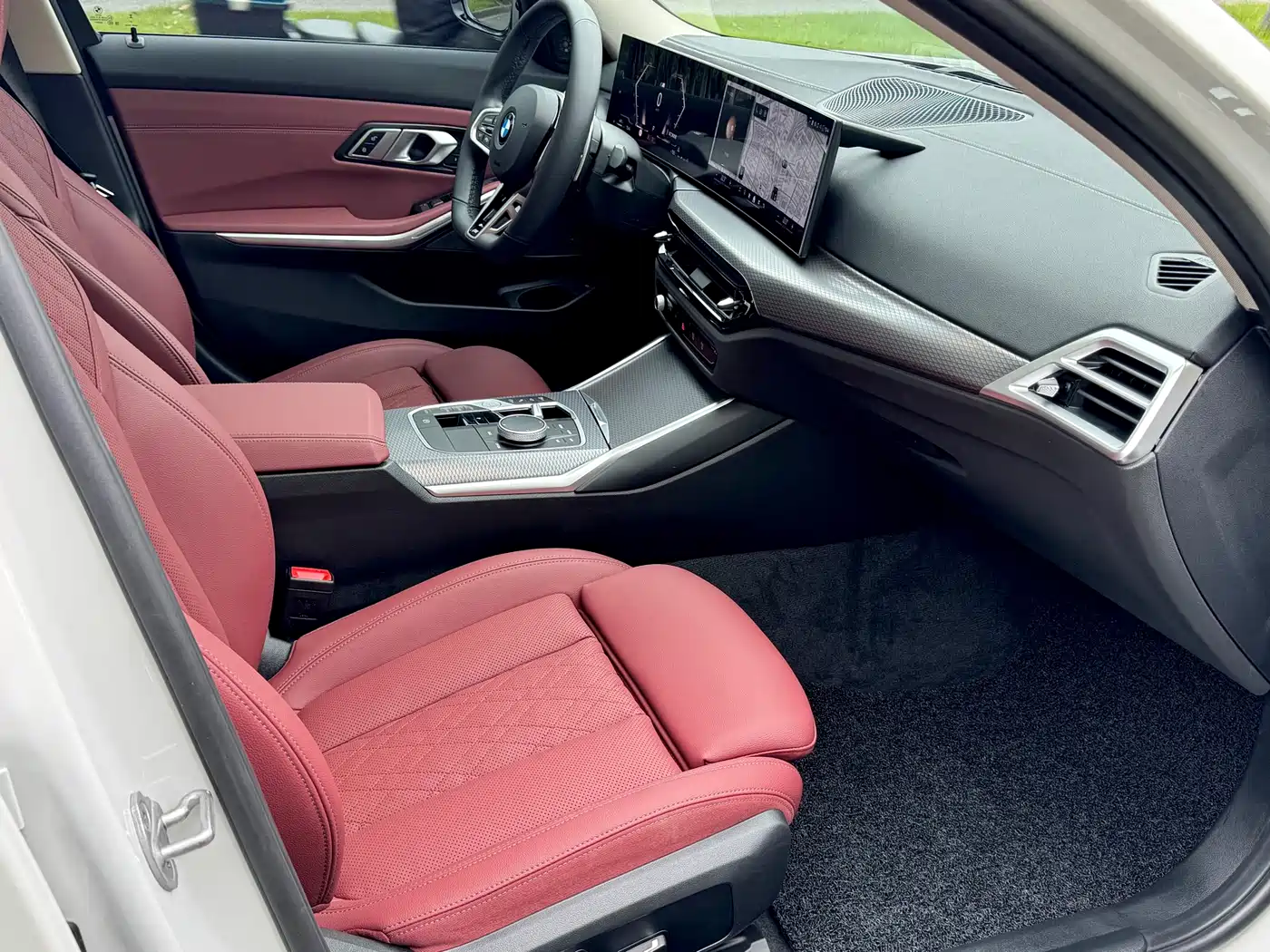 BMW 3 Series 2025 330Li M Sport Night Edition фото 9