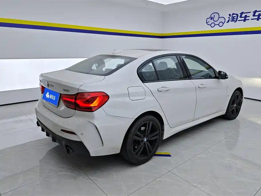 BMW 1 Series 2021 125i M Sport Black Night Edition фото 3