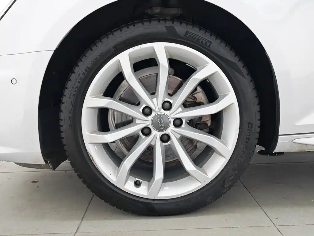 Фото 17 - Audi A4L