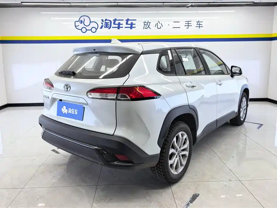 Toyota Frontlander 2023 2.0L CVT Elite Edition фото 3