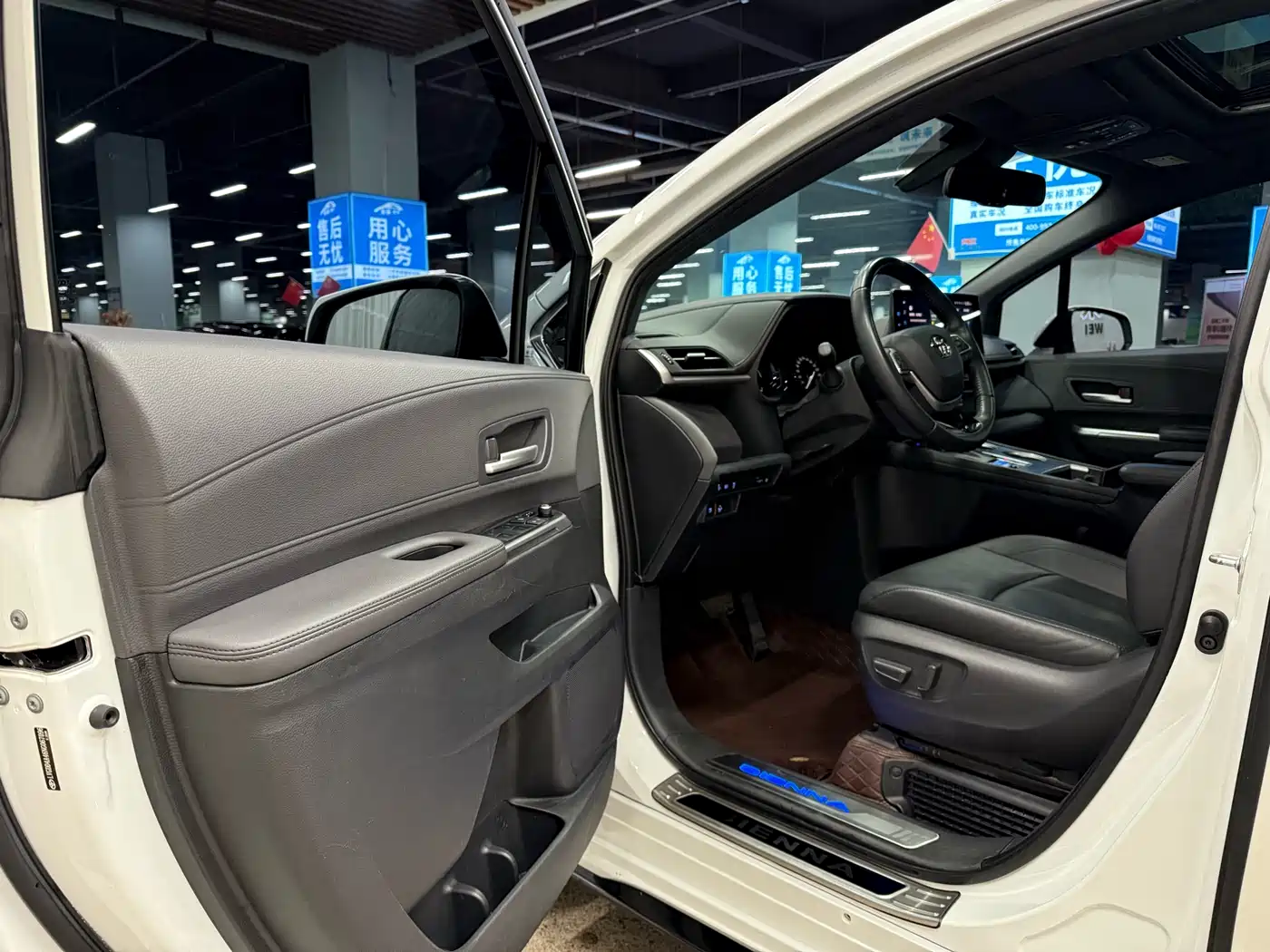 Toyota Sienna 2021 2.5L Hybrid Premium Edition фото 4
