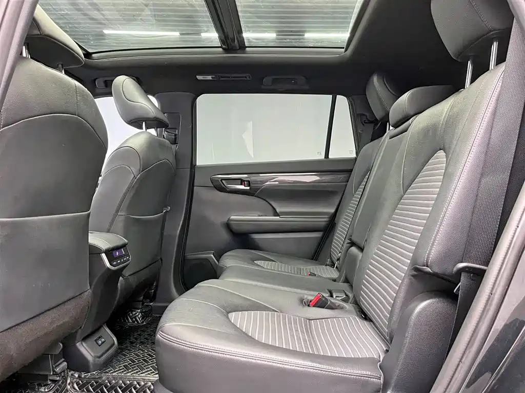 Toyota Crown Kluger 2022 2.5L HEV 4WD Premium Edition фото 17