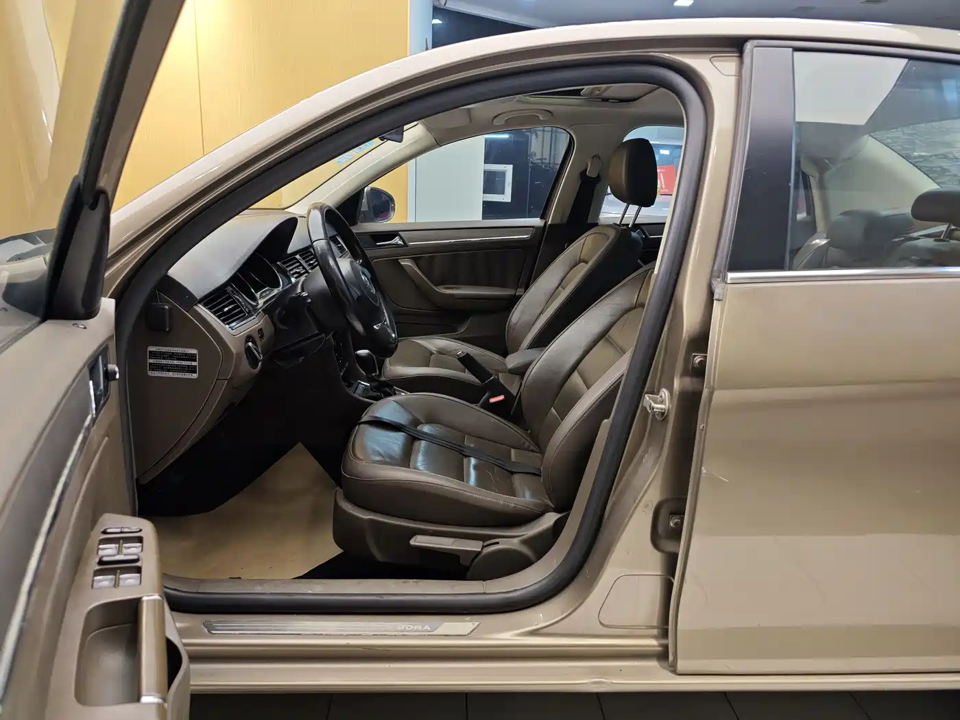 Volkswagen Bora 2014 1.6L Automatic Comfort Edition фото 13