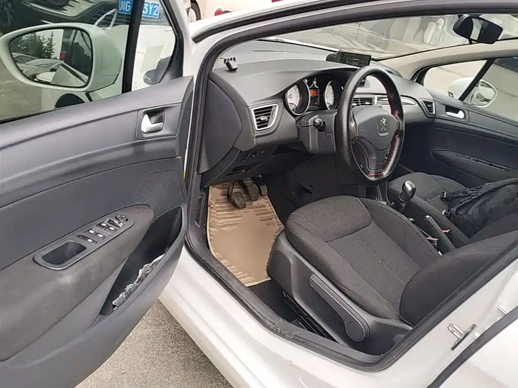 Peugeot 308 2014 Model Joy Edition Classic 1.6L Manual Superior Style фото 16