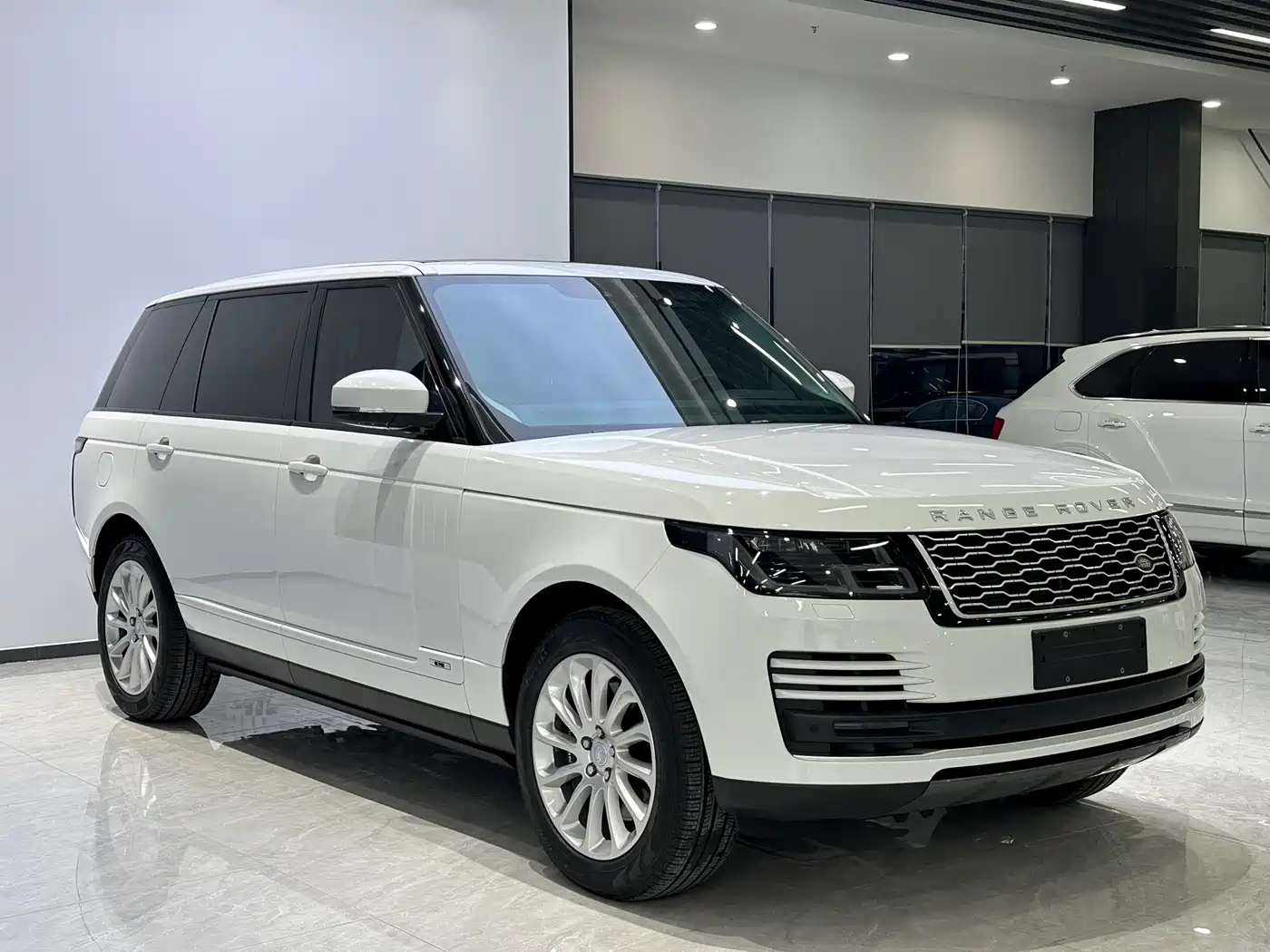 Land Rover Range Rover 2018 3.0 SC V6 Vogue Heritage Extended Edition фото 3