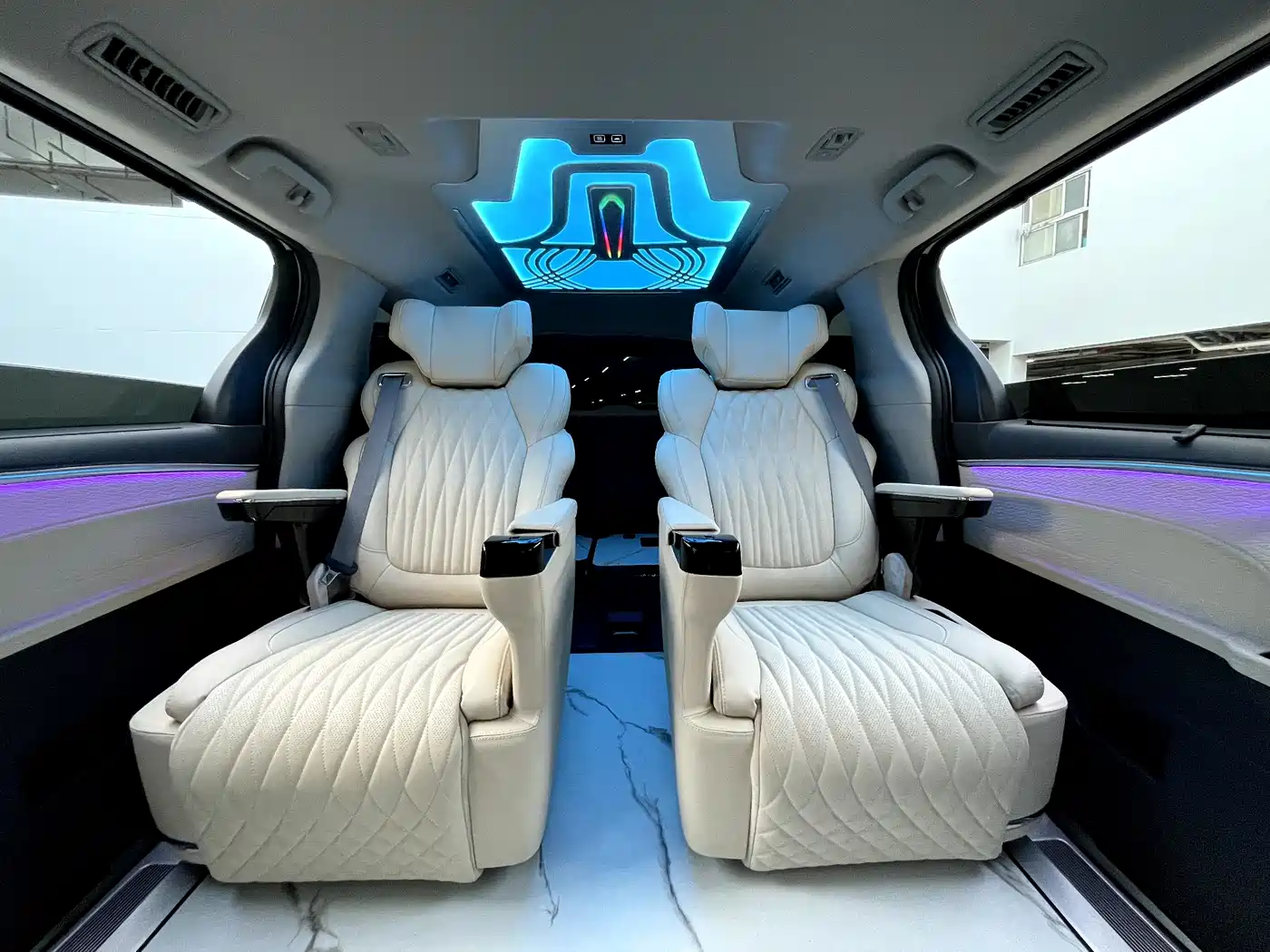 Toyota Sienna 2024 2.5L Hybrid Comfort Edition фото 11