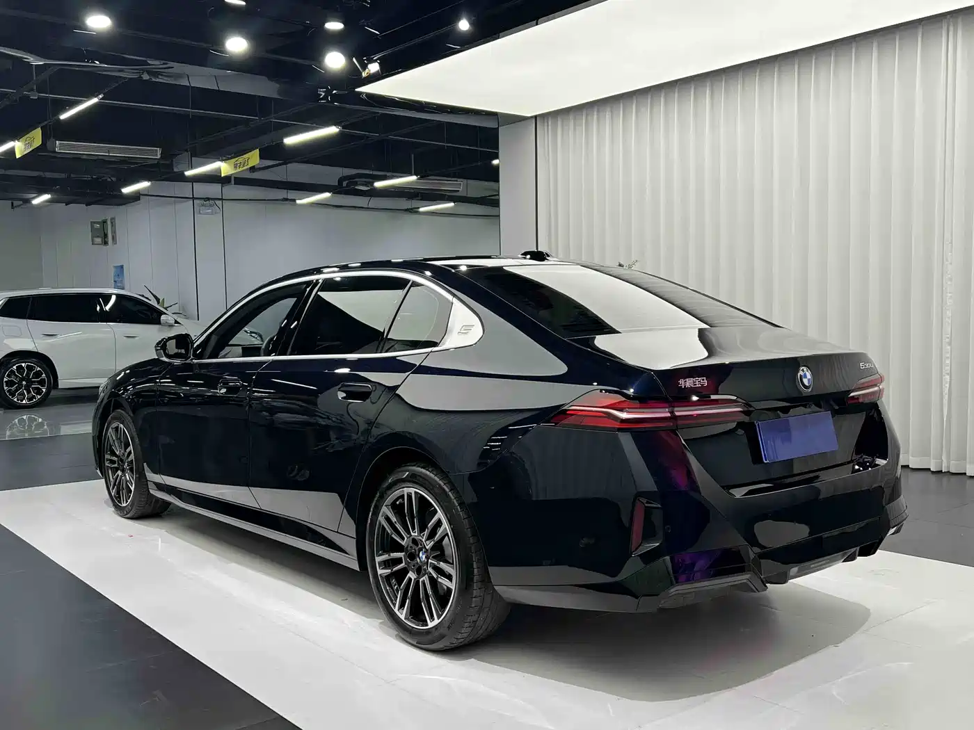 BMW 5 Series 2025 530Li Leading M Sport Package фото 10