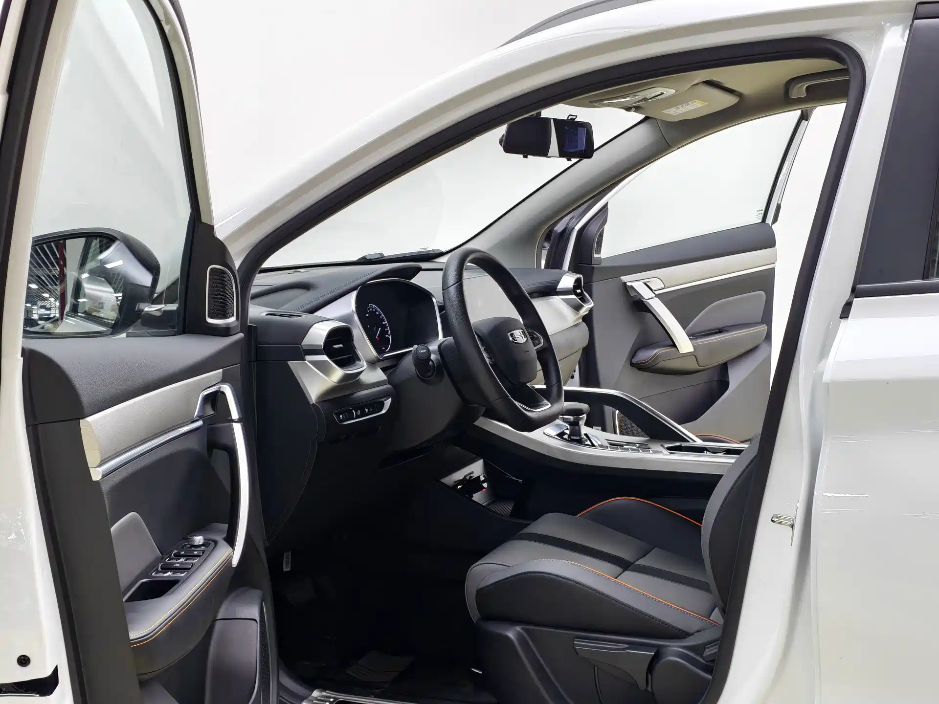 Фото 8 - Geely Coolray
