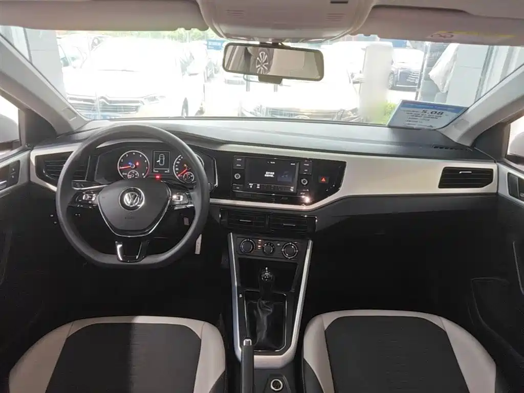 VOLKSWAGEN POLO
