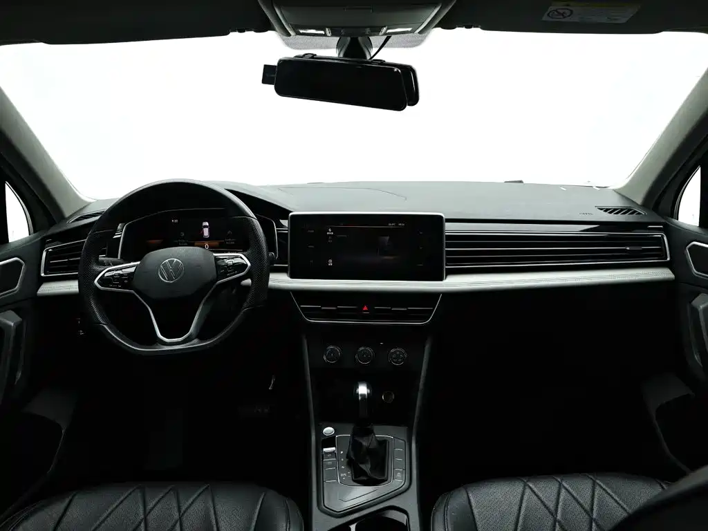 صورة 14 - Volkswagen Tiguan L