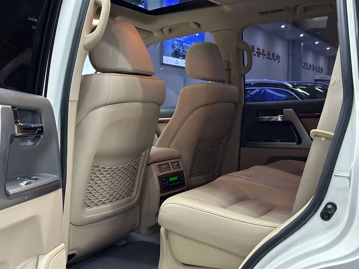 Toyota Land Cruiser 2012 4.6L Automatic VX-R фото 9