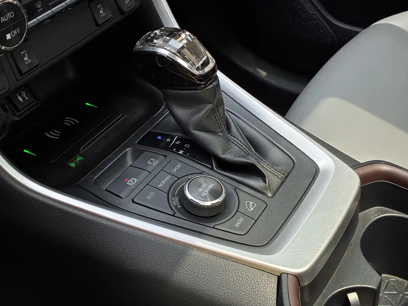 Toyota RAV4 Rongfang 2020 2.0L CVT 4WD Premium Edition фото 16