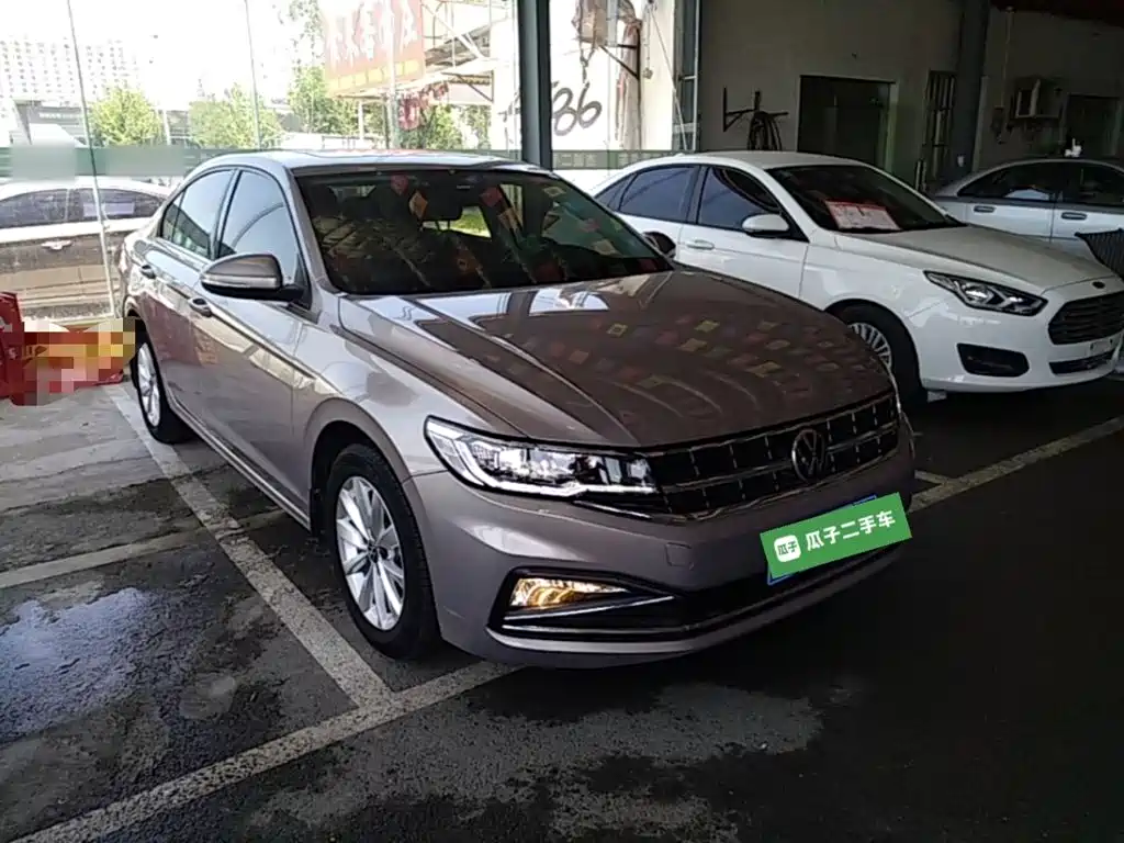 VOLKSWAGEN BORA