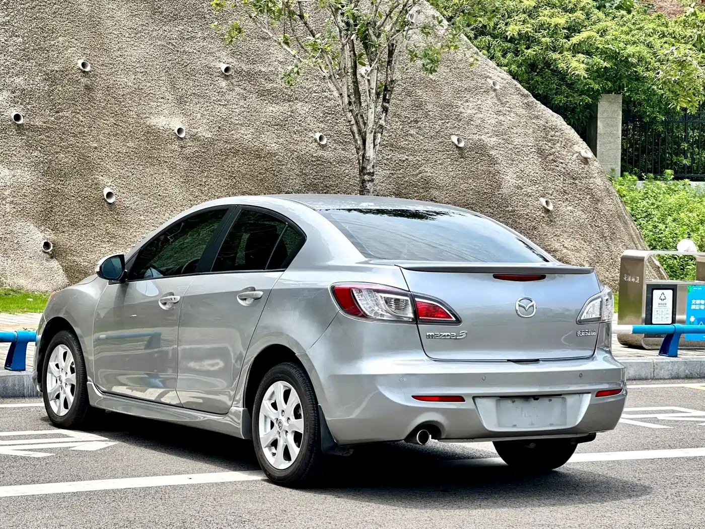 Mazda Mazda3 Axela 2013 2011 Sedan 2.0L Automatic Luxury