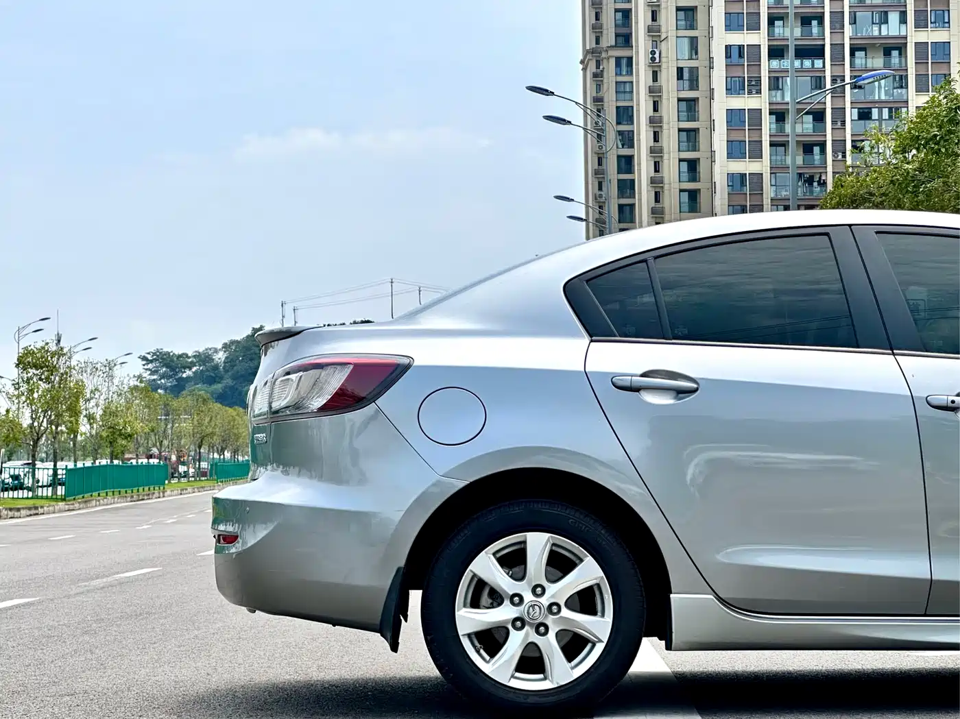 Mazda Mazda3 Axela 2013 2011 Sedan 2.0L Automatic Luxury