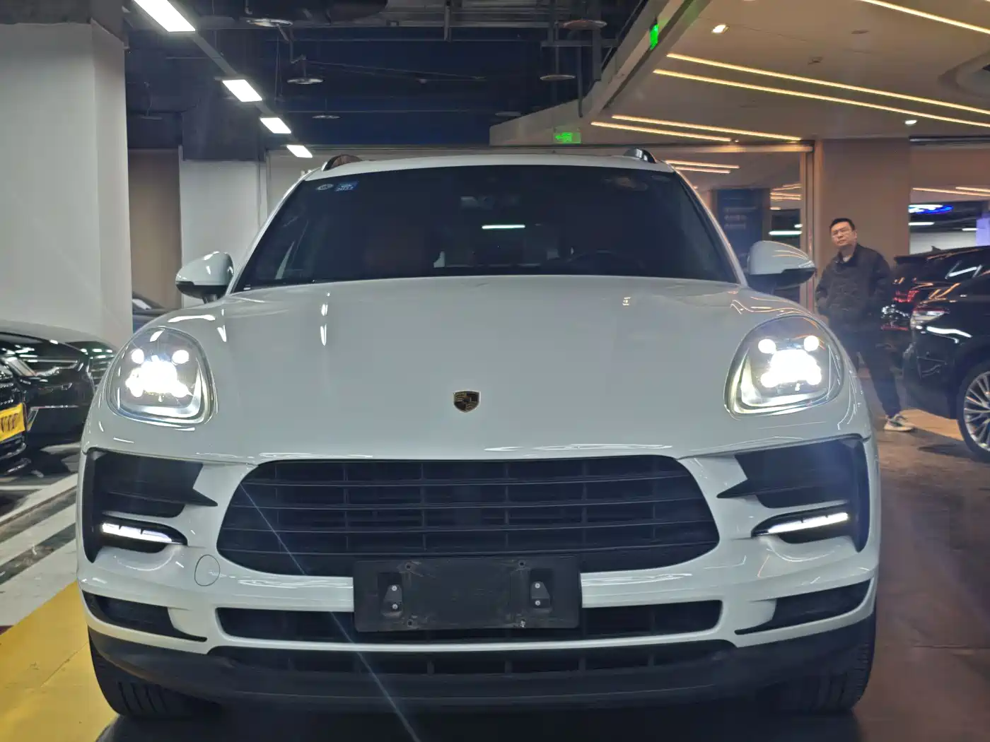 PORSCHE MACAN