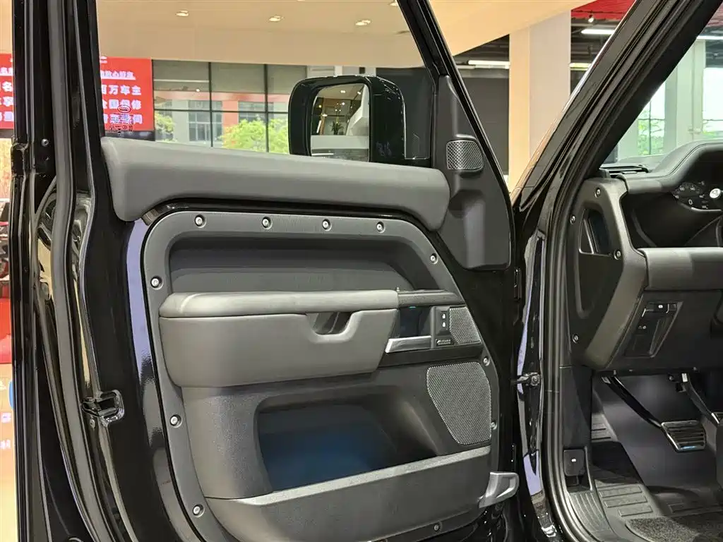 Land Rover Defender 2024 110 5.0T V8 фото 7