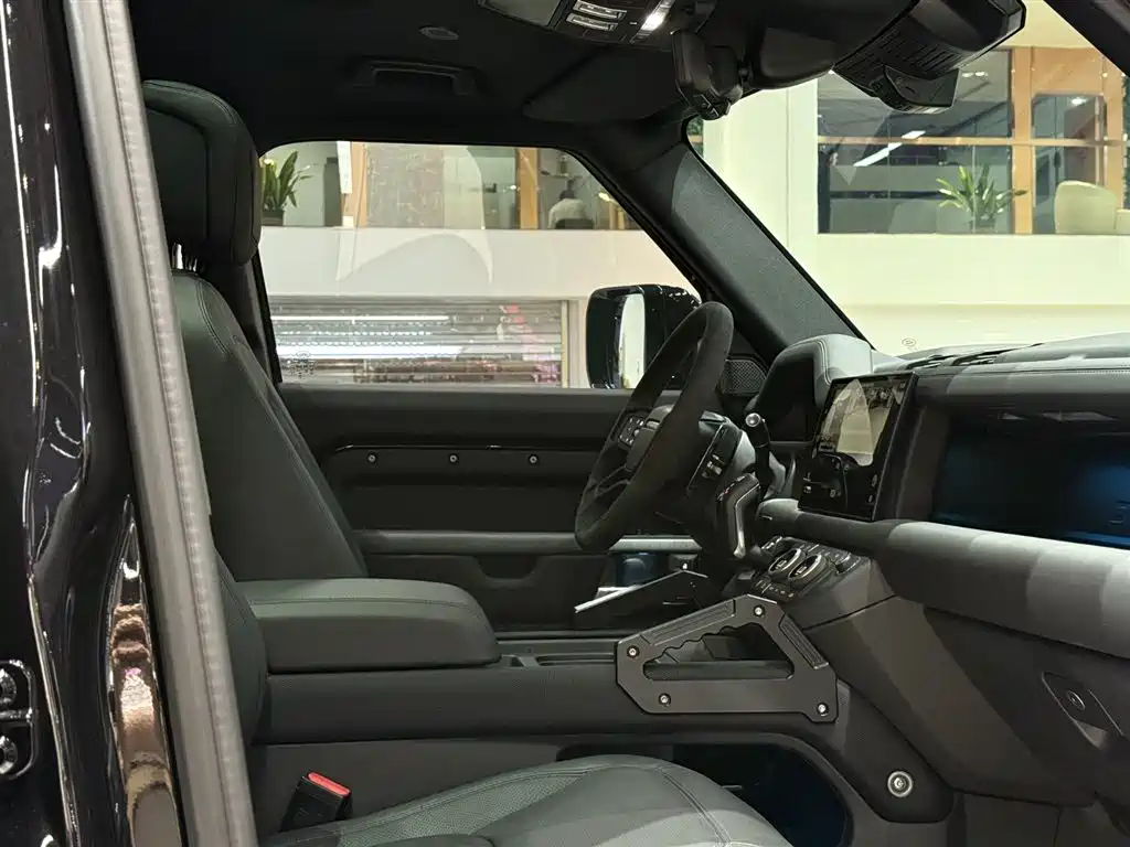 Land Rover Defender 2024 110 5.0T V8 фото 18
