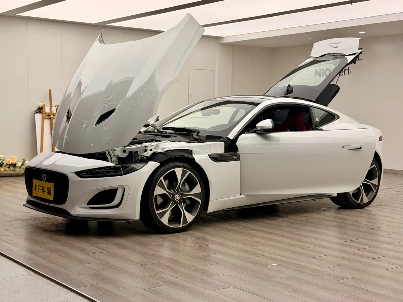 Jaguar F-TYPE 2022 P300 Hardtop R-DYNAMIC BLACK фото 3