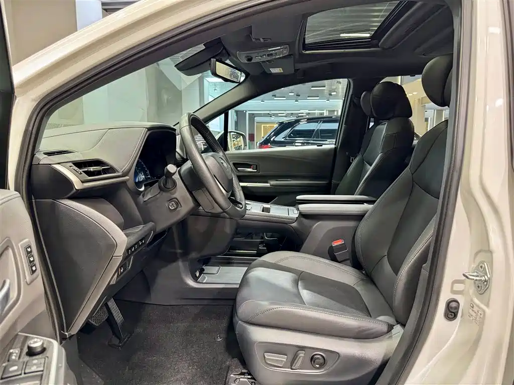 Toyota Sienna 2023 2.5L Hybrid Platinum Edition фото 17