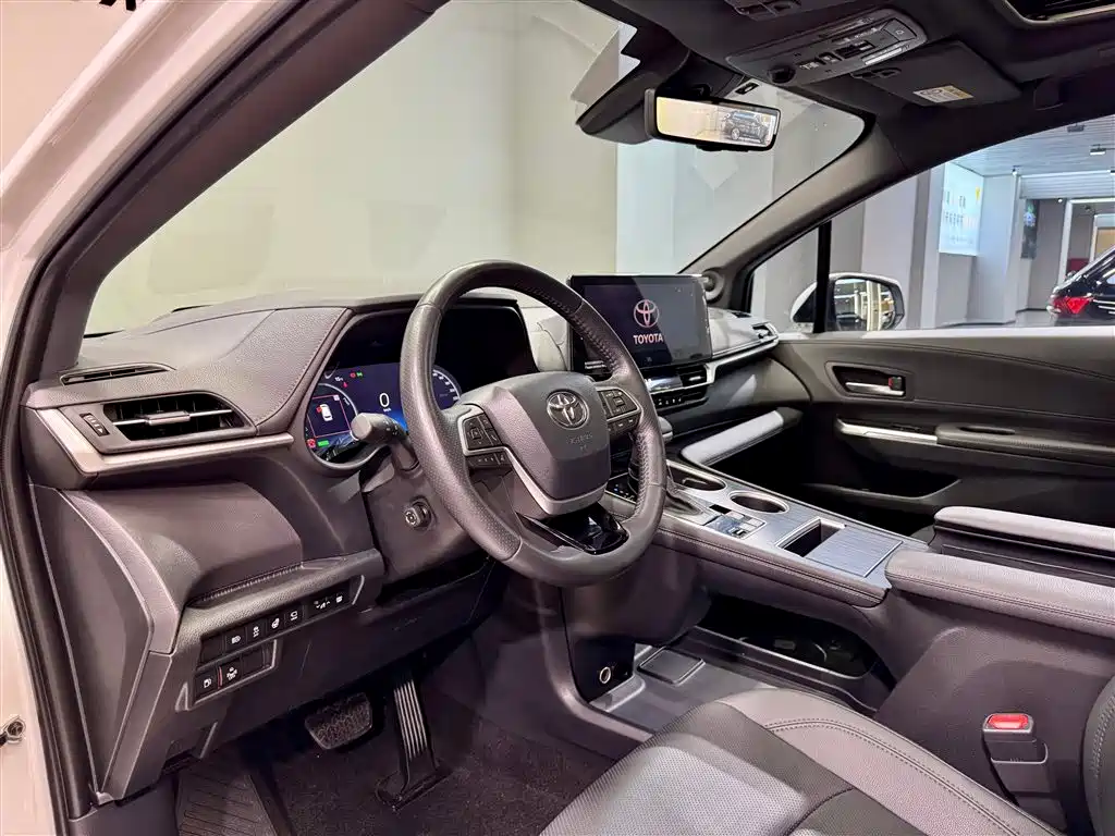 Toyota Sienna 2023 2.5L Hybrid Platinum Edition фото 24