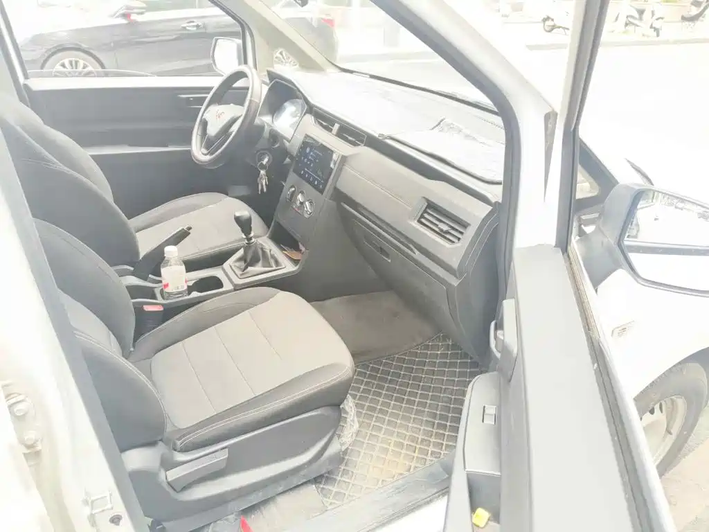 صورة 12 - Wuling Motors Wuling Hongguang PLUS