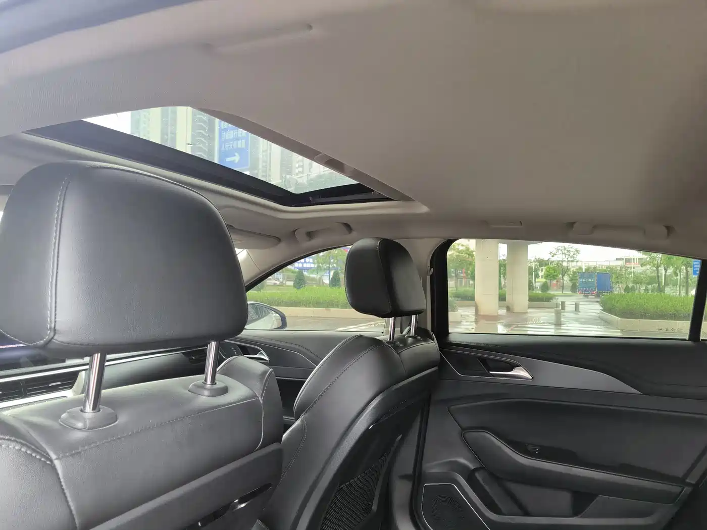 Фото 9 - Hongqi H5