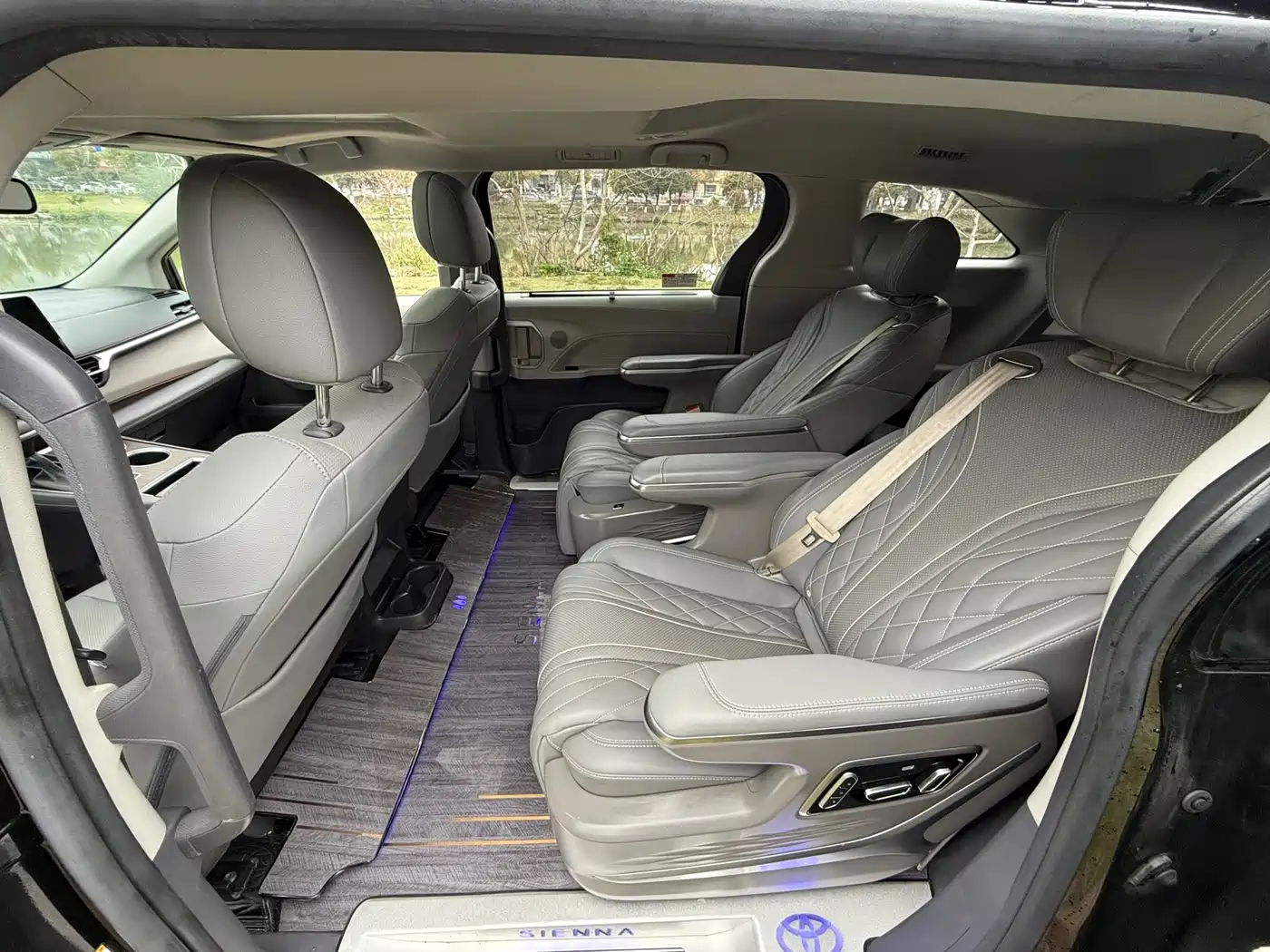 Toyota Sienna 2021 2.5L Hybrid Luxury Edition фото 8