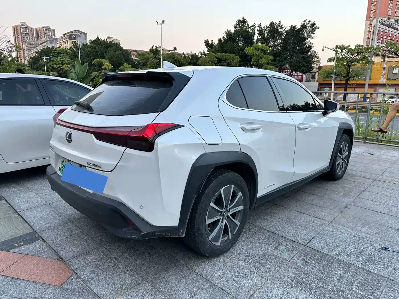 Фото 2 - Lexus UX
