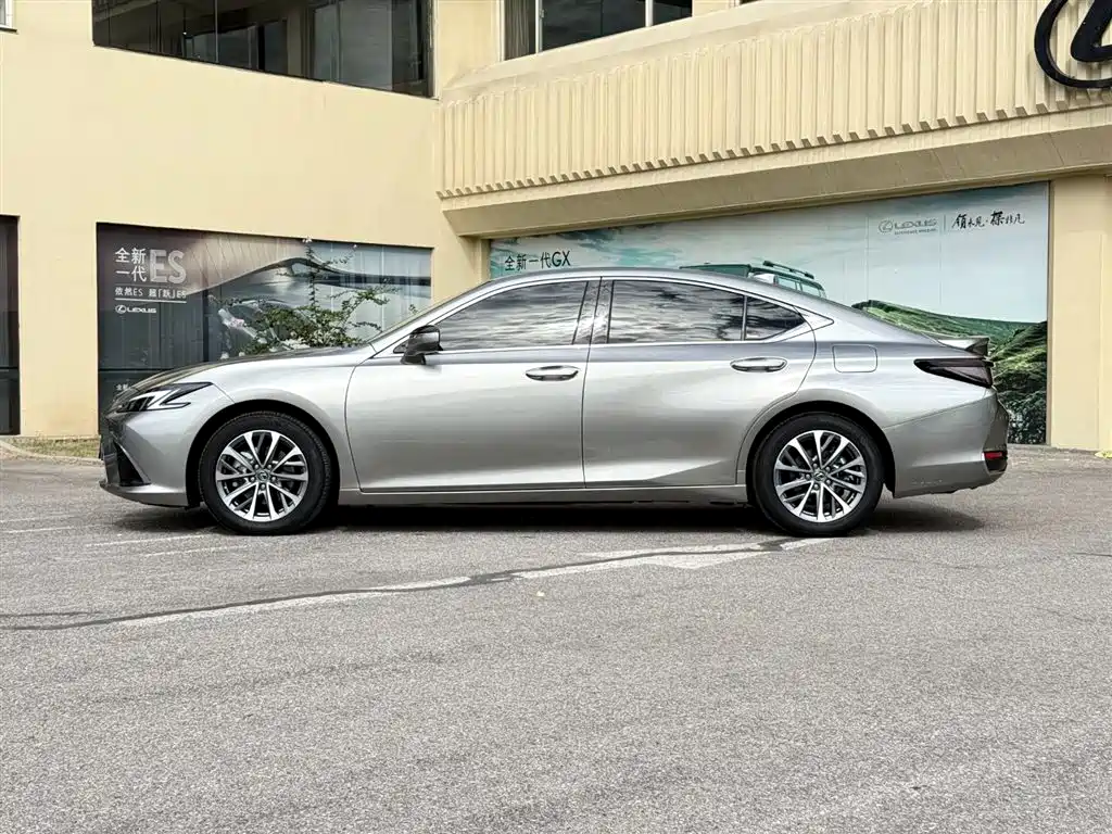 Lexus ES 2026 2025 300h Ultimate Edition
