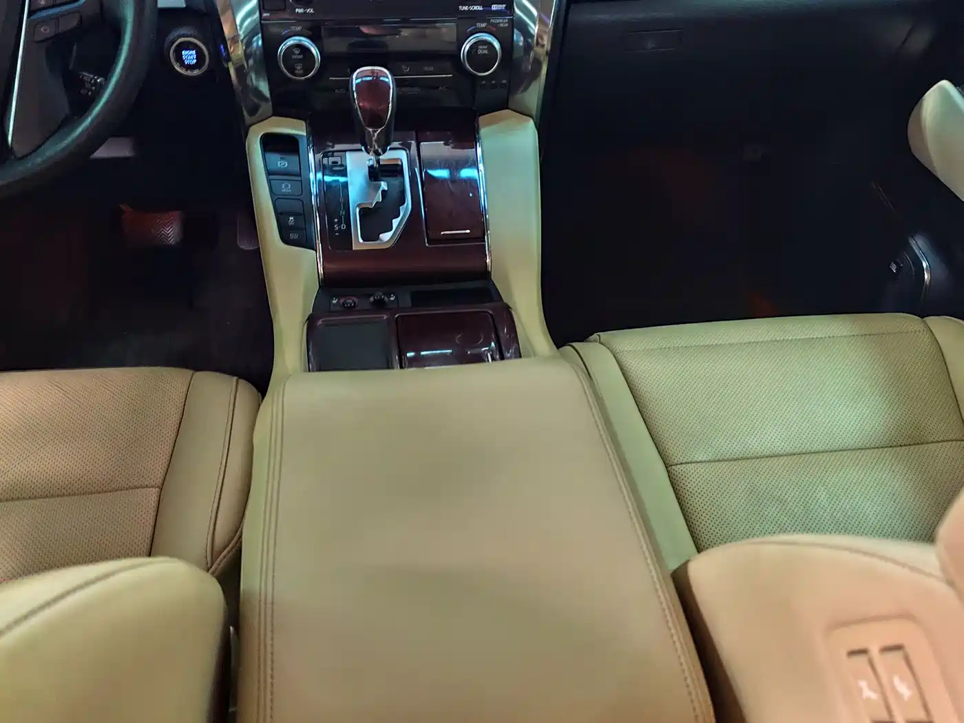 Toyota Alphard 2018 3.5L Luxury фото 11